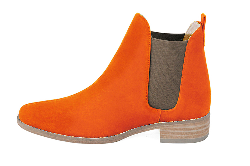 Boots femme : Boots élastiques sur les côtés couleur orange clémentine et marron taupe. Bout rond. Semelle cuir talon plat. Vue de profil - Florence KOOIJMAN