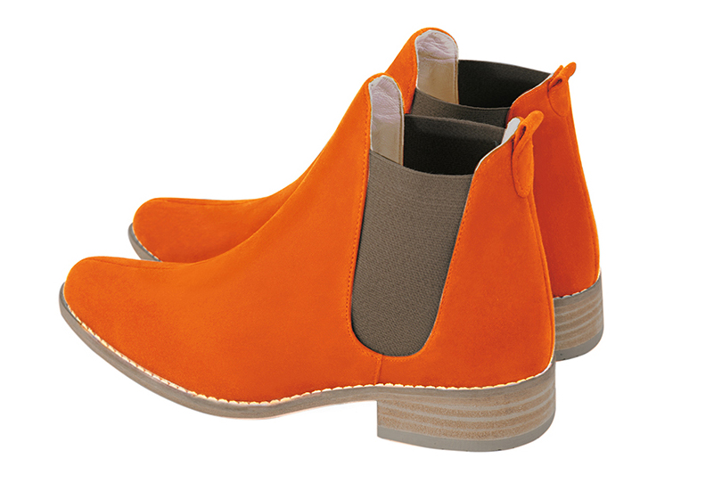 Boots femme : Boots élastiques sur les côtés couleur orange clémentine et marron taupe. Bout rond. Semelle cuir talon plat. Vue arrière - Florence KOOIJMAN