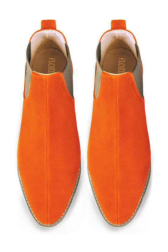 Boots femme : Boots élastiques sur les côtés couleur orange clémentine et marron taupe. Bout rond. Semelle cuir talon plat. Vue du dessus - Florence KOOIJMAN