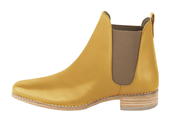 Boots femme : Boots élastiques sur les côtés couleur jaune ocre et marron taupe. Bout rond. Semelle cuir talon plat. Vue de profil - Florence KOOIJMAN