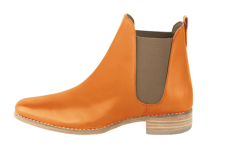 Boots femme : Boots élastiques sur les côtés couleur orange abricot et marron taupe. Bout rond. Semelle cuir talon plat. Vue de profil - Florence KOOIJMAN