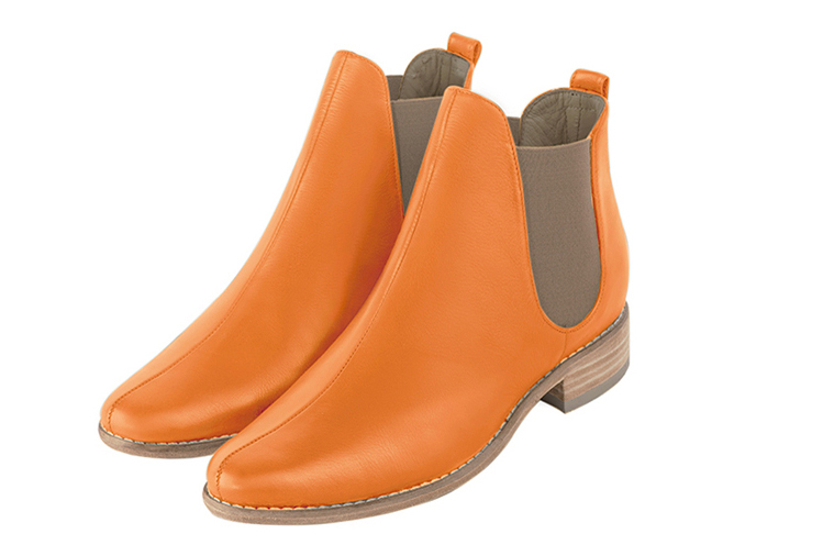 Boots femme : Boots élastiques sur les côtés couleur orange abricot et marron taupe. Bout rond. Semelle cuir talon plat Vue avant - Florence KOOIJMAN