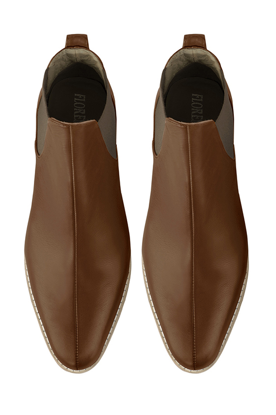 Boots femme : Boots élastiques sur les côtés couleur marron caramel. Bout rond. Semelle cuir talon plat. Vue du dessus - Florence KOOIJMAN