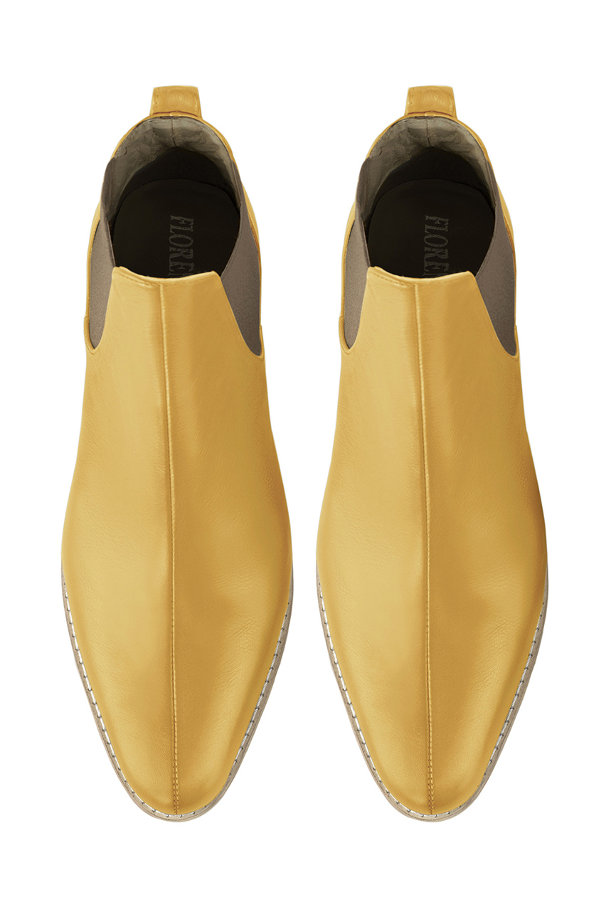 Boots femme : Boots élastiques sur les côtés couleur jaune ocre et marron taupe. Bout rond. Semelle cuir talon plat. Vue du dessus - Florence KOOIJMAN
