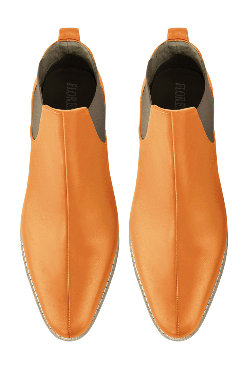 Boots femme : Boots élastiques sur les côtés couleur orange abricot et marron taupe. Bout rond. Semelle cuir talon plat. Vue du dessus - Florence KOOIJMAN
