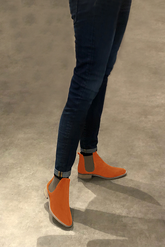 Boots femme : Boots élastiques sur les côtés couleur orange clémentine et marron taupe. Bout rond. Semelle cuir talon plat. Vue porté - Florence KOOIJMAN