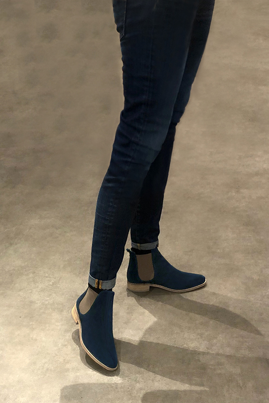 Boots femme : Boots élastiques sur les côtés couleur bleu marine et marron taupe. Bout rond. Semelle cuir talon plat. Vue porté - Florence KOOIJMAN