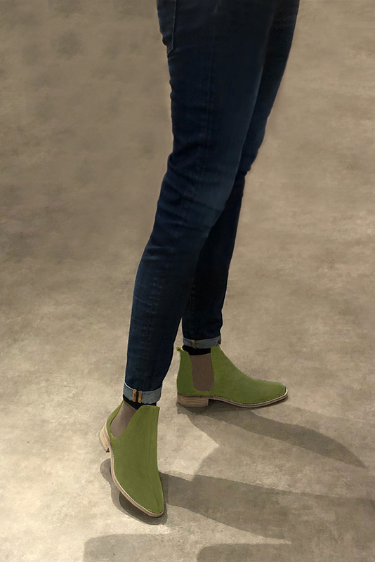 Boots femme : Boots élastiques sur les côtés couleur vert pistache et marron taupe. Bout rond. Semelle cuir talon plat. Vue porté - Florence KOOIJMAN