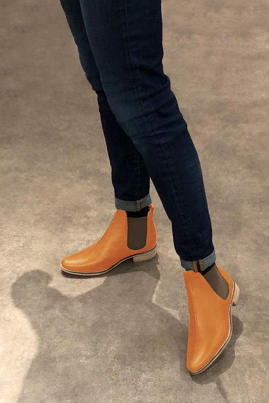 Boots femme : Boots élastiques sur les côtés couleur orange abricot et marron taupe. Bout rond. Semelle cuir talon plat. Vue porté - Florence KOOIJMAN
