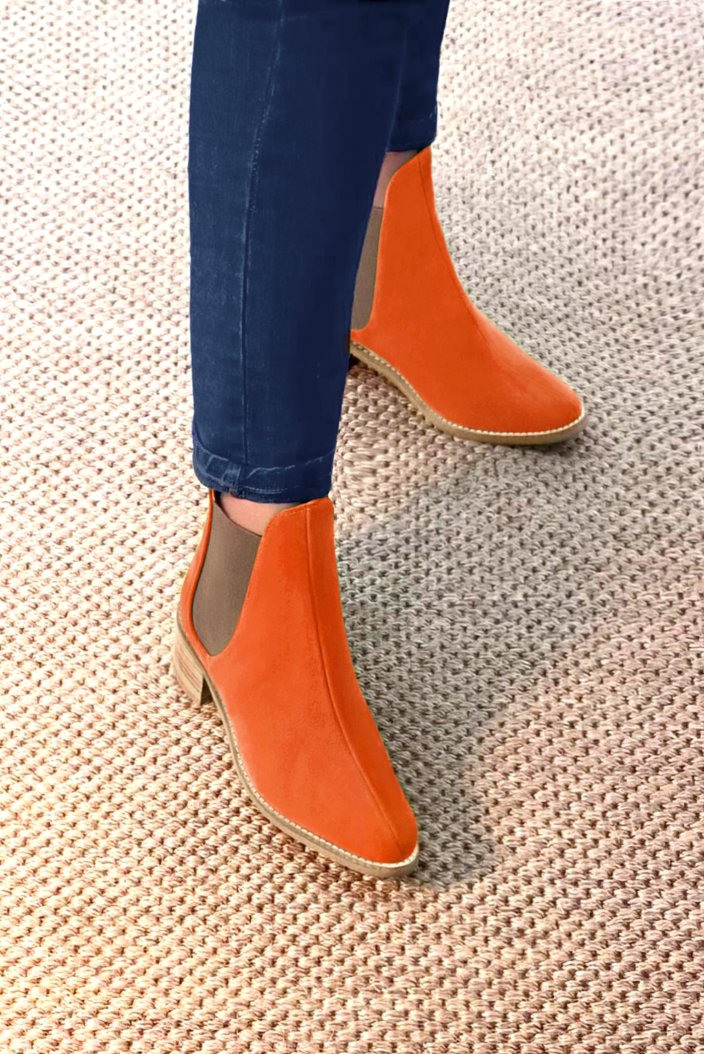 Boots femme : Boots élastiques sur les côtés couleur orange clémentine et marron taupe. Bout rond. Semelle cuir talon plat. Vue porté - Florence KOOIJMAN