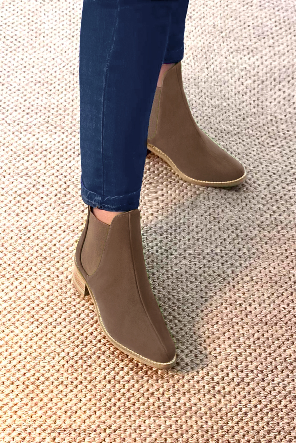 Boots femme : Boots élastiques sur les côtés couleur marron chocolat. Bout rond. Semelle cuir talon plat. Vue porté - Florence KOOIJMAN