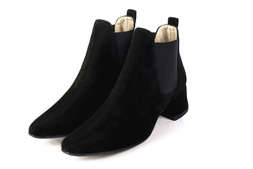 Boots femme : Boots élastiques sur les côtés couleur noir mat. Bout rond. Petit talon évasé Vue avant - Florence KOOIJMAN