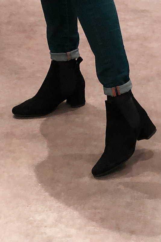 Boots femme : Boots élastiques sur les côtés couleur noir mat. Bout rond. Petit talon évasé. Vue porté - Florence KOOIJMAN