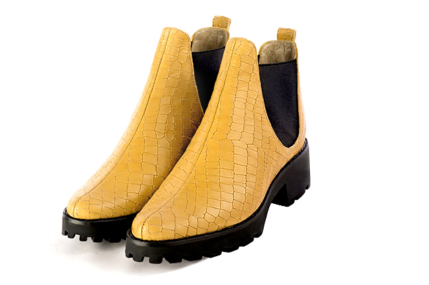Boots femme : Boots élastiques sur les côtés couleur jaune ocre et noir mat. Bout rond. Semelle gomme petit talon Vue avant - Florence KOOIJMAN