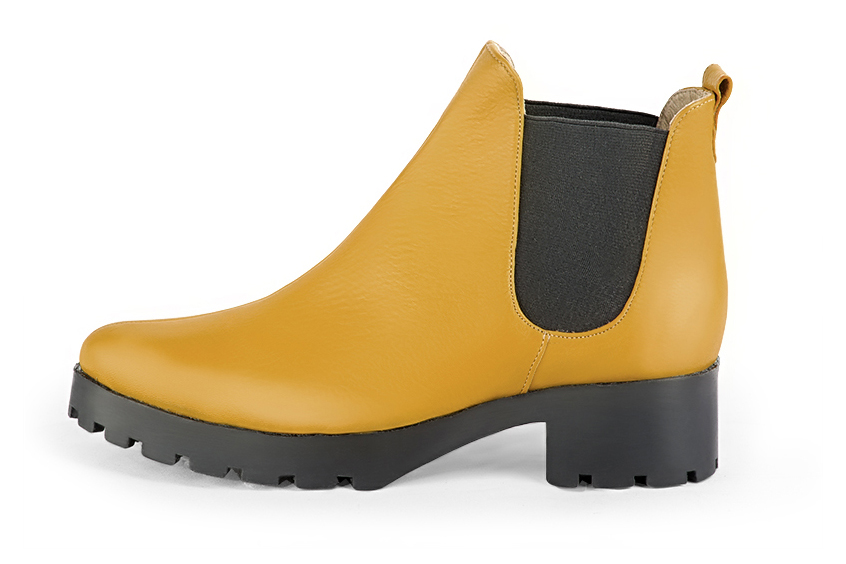 Bottines élégantes et raffinées avec des élastiques sur les côtés, coloris jaune ocre et noir mat. Bout rond. Semelle gomme mi-haut. Personnalisation : Choix des cuirs, des couleurs et des talons. Cou-de-pied sur mesure. - Florence KOOIJMAN