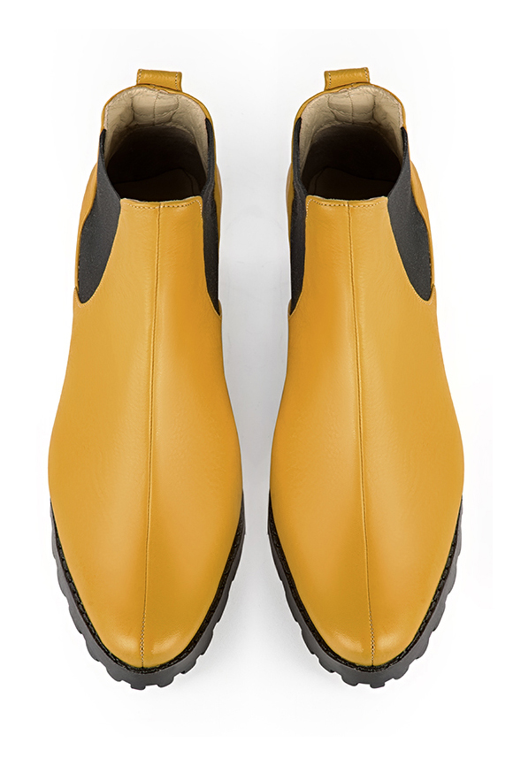Boots femme : Boots élastiques sur les côtés couleur jaune ocre et noir mat. Bout rond. Semelle gomme petit talon. Vue du dessus - Florence KOOIJMAN