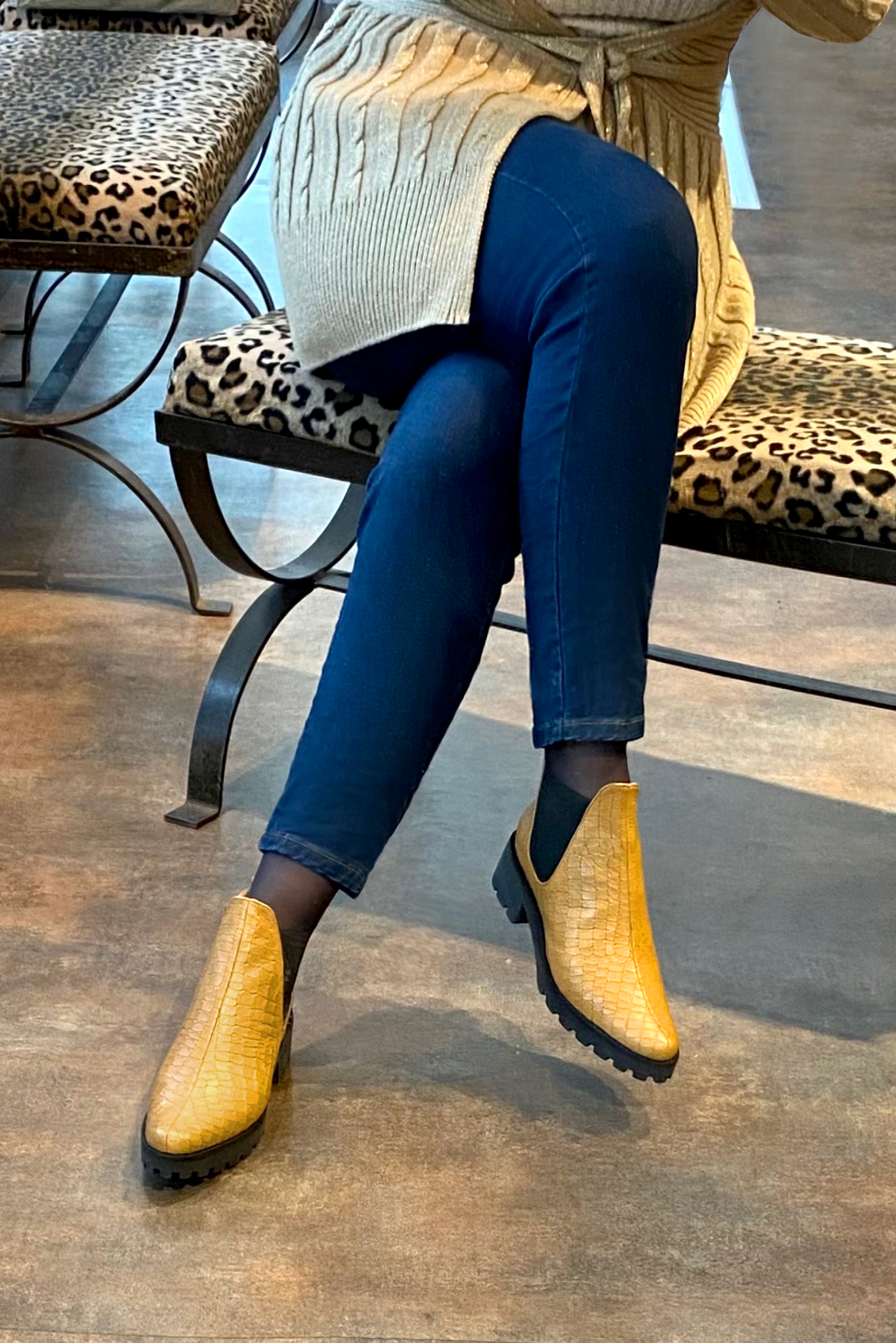 Boots femme : Boots élastiques sur les côtés couleur jaune ocre et noir mat. Bout rond. Semelle gomme petit talon. Vue porté - Florence KOOIJMAN