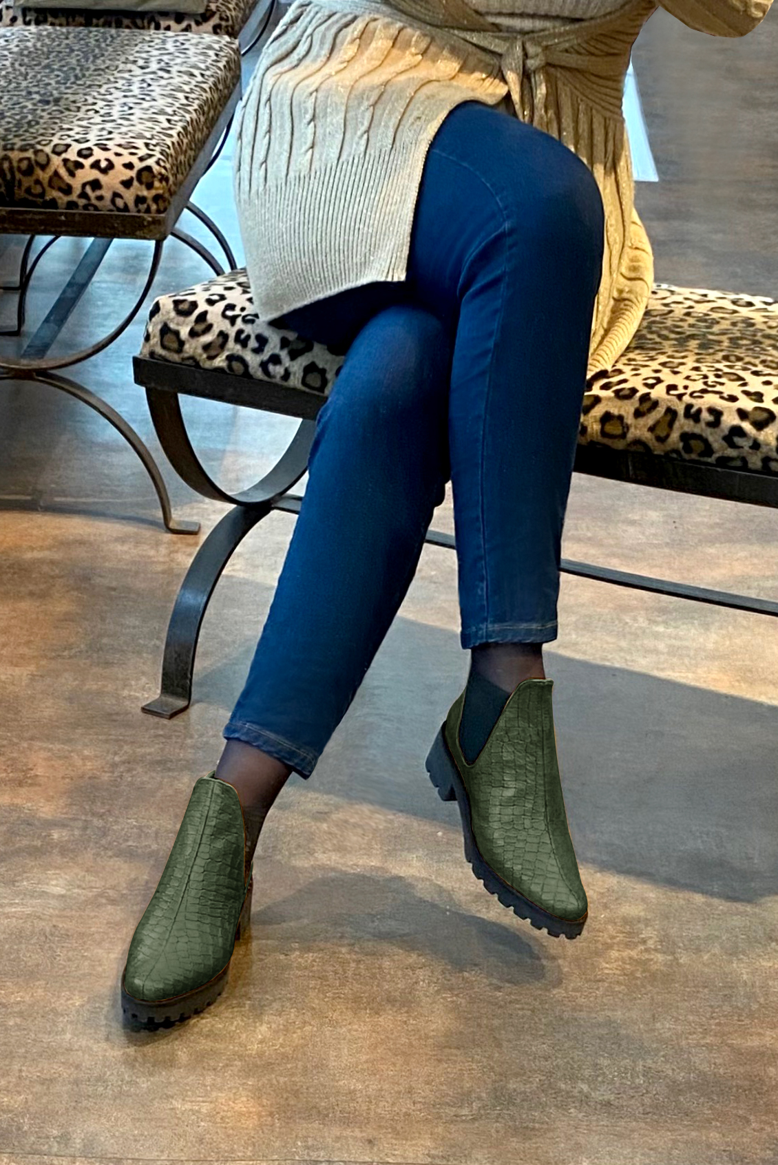 Boots femme : Boots élastiques sur les côtés couleur vert bouteille et noir mat. Bout rond. Semelle gomme petit talon. Vue porté - Florence KOOIJMAN