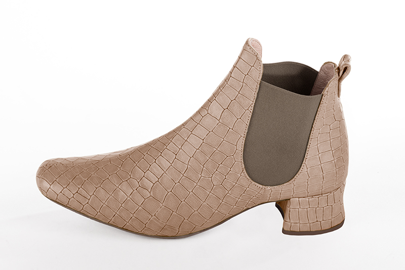 Boots élégantes et raffinées avec des élastiques sur les côtés, coloris rose poudré et beige mastic. Bout carré. Petit talon bottier. Personnalisation : Choix des cuirs, des couleurs et des talons. Cou-de-pied sur mesure. - Florence KOOIJMAN