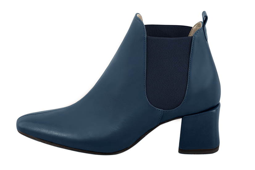 Bottines élégantes et raffinées avec des élastiques sur les côtés, coloris bleu denim. Bout carré. Mi-haut à haut. Talon bottier. Personnalisation : Choix des cuirs, des couleurs et des talons. Cou-de-pied sur mesure. - Florence KOOIJMAN