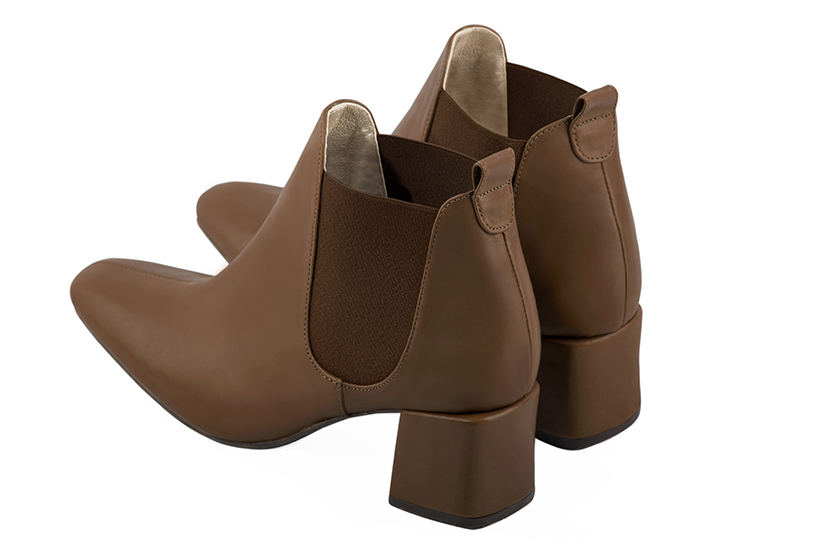 Boots femme : Boots élastiques sur les côtés couleur marron caramel. Bout carré. Talon mi-haut bottier. Vue arrière - Florence KOOIJMAN