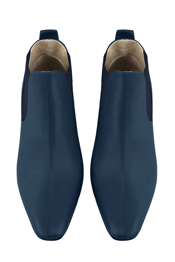 Bottines élégantes et raffinées avec des élastiques sur les côtés, coloris bleu denim. Bout carré. Mi-haut à haut. Talon bottier. Personnalisation : Choix des cuirs, des couleurs et des talons. Cou-de-pied sur mesure. - Florence KOOIJMAN