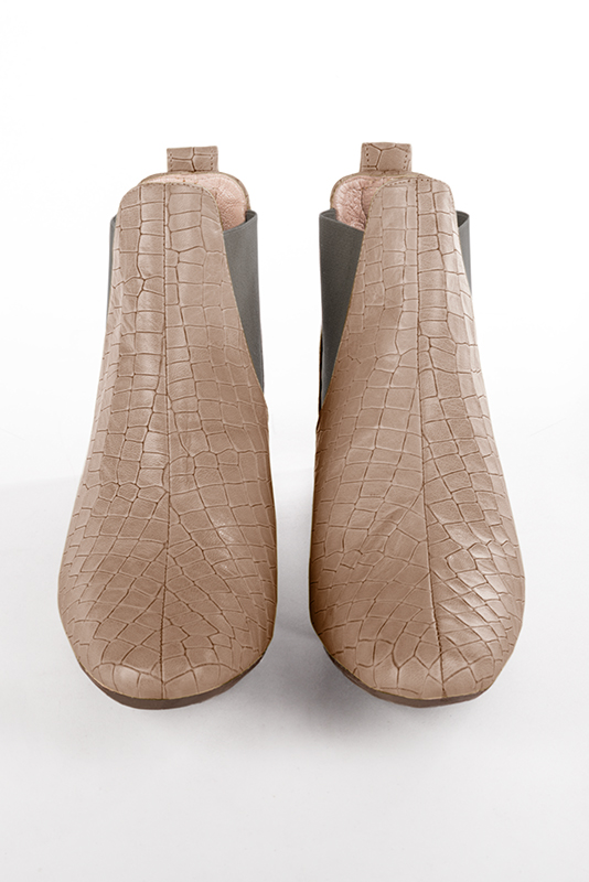 Boots femme :  couleur rose poudré et beige mastic. Bout carré. Petit talon évasé. Vue du dessus - Florence KOOIJMAN