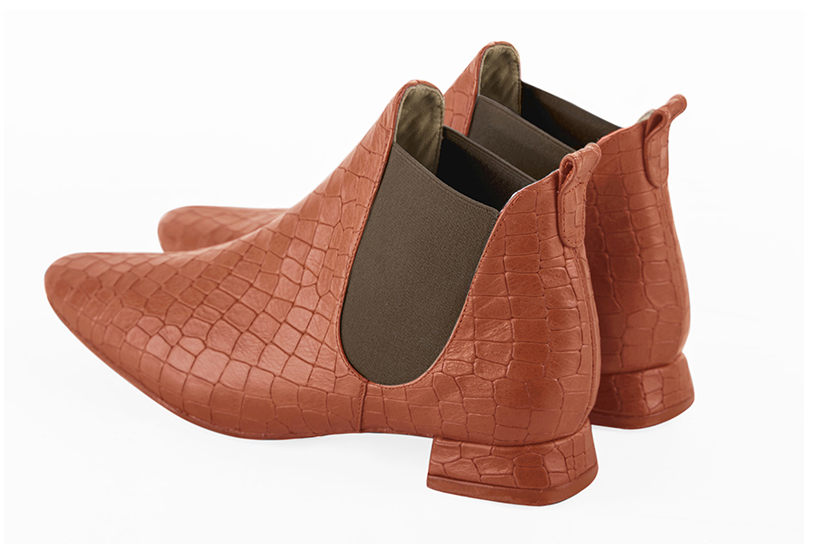 Boots femme : Boots élastiques sur les côtés couleur orange corail et marron taupe. Bout carré. Talon plat évasé. Vue arrière - Florence KOOIJMAN