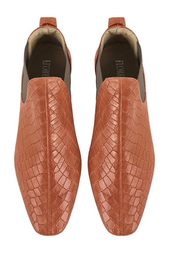 Boots femme : Boots élastiques sur les côtés couleur orange corail et marron taupe. Bout carré. Talon plat évasé. Vue du dessus - Florence KOOIJMAN