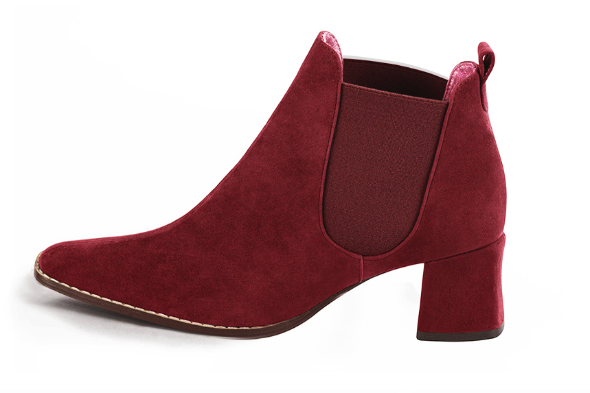 Boots femme : Boots élastiques sur les côtés couleur rouge bordeaux. Bout carré. Talon mi-haut bottier. Vue de profil - Florence KOOIJMAN