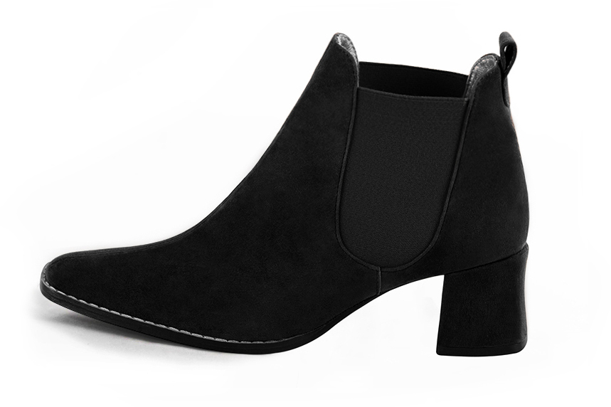Boots femme : Boots élastiques sur les côtés couleur noir mat. Bout carré. Talon mi-haut bottier. Vue de profil - Florence KOOIJMAN