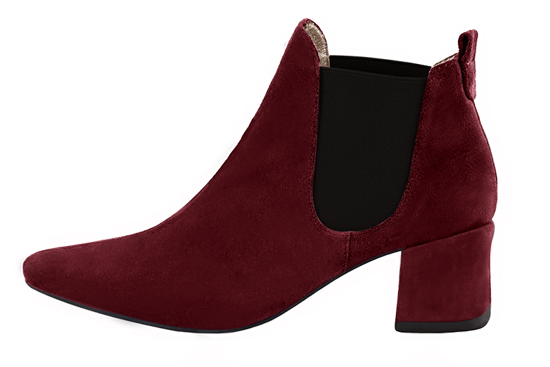 Bottines élégantes et raffinées avec des élastiques sur les côtés, coloris rouge bordeaux et noir mat. Bout carré. Mi-haut à haut. Talon bottier. Personnalisation : Choix des cuirs, des couleurs et des talons. Cou-de-pied sur mesure. - Florence KOOIJMAN