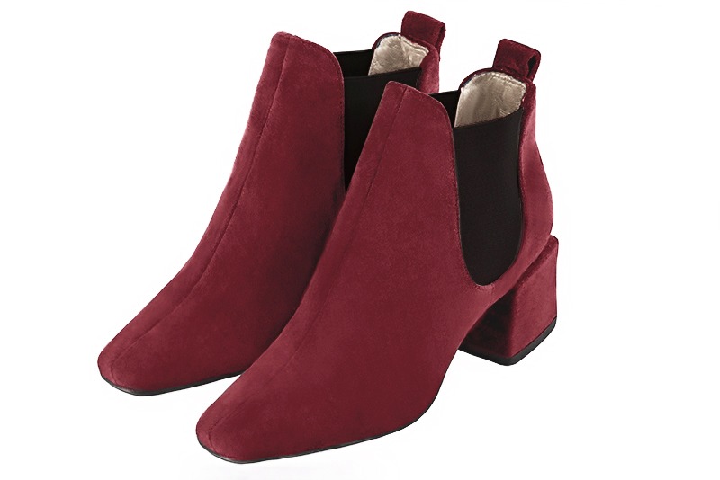 Bottines élégantes et raffinées avec des élastiques sur les côtés, coloris rouge bordeaux et noir mat. Bout carré. Mi-haut à haut. Talon bottier. Personnalisation : Choix des cuirs, des couleurs et des talons. Cou-de-pied sur mesure. - Florence KOOIJMAN