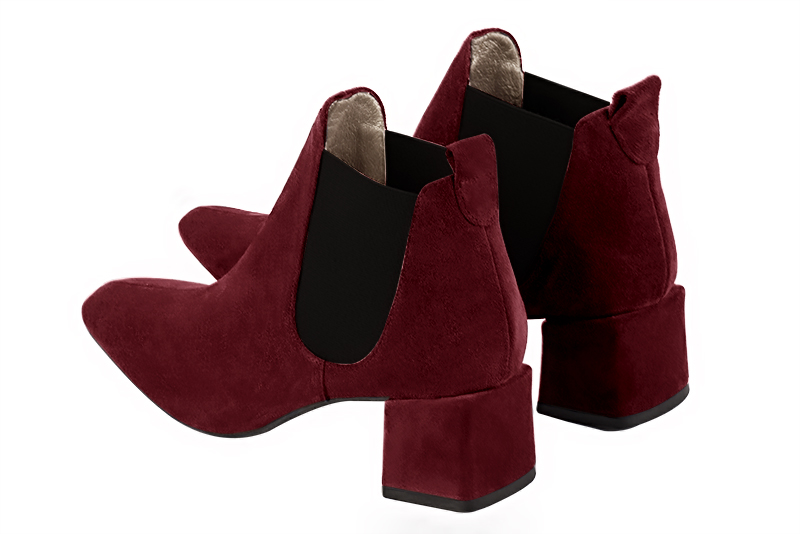 Bottines élégantes et raffinées avec des élastiques sur les côtés, coloris rouge bordeaux et noir mat. Bout carré. Mi-haut à haut. Talon bottier. Personnalisation : Choix des cuirs, des couleurs et des talons. Cou-de-pied sur mesure. - Florence KOOIJMAN
