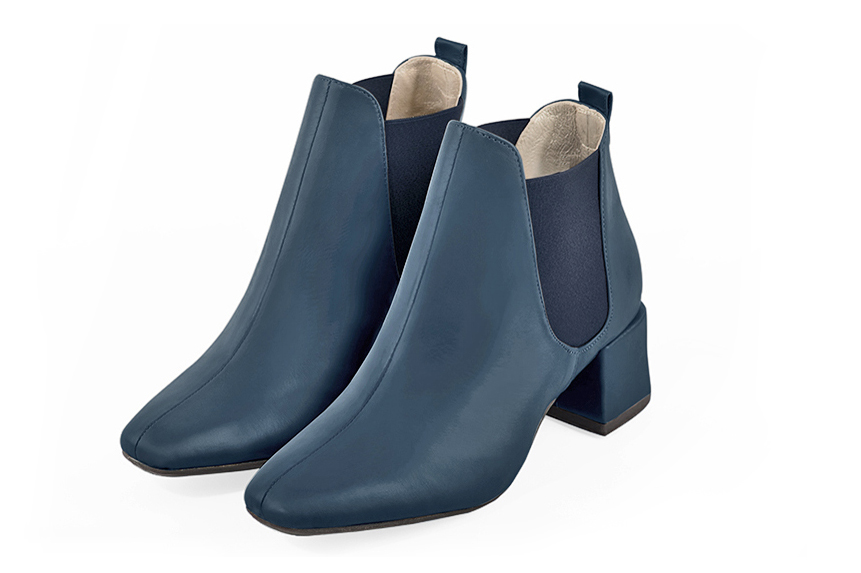 Bottines élégantes et raffinées avec des élastiques sur les côtés, coloris bleu denim. Bout carré. Mi-haut à haut. Talon bottier. Personnalisation : Choix des cuirs, des couleurs et des talons. Cou-de-pied sur mesure. - Florence KOOIJMAN
