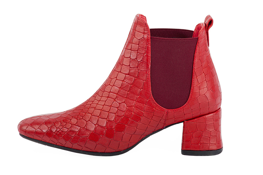 Boots femme : Boots élastiques sur les côtés couleur rouge coquelicot. Bout carré. Petit talon évasé. Vue de profil - Florence KOOIJMAN