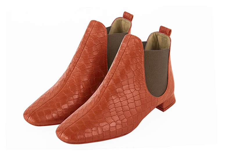 Boots femme : Boots élastiques sur les côtés couleur orange corail et marron taupe. Bout carré. Talon plat évasé Vue avant - Florence KOOIJMAN