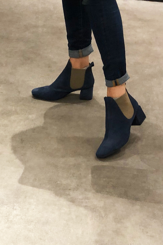 Bottines femme avec des élastiques marron ébène et marron taupe. Bout carré. Talon bottier de 5.5 cm - Vue porté