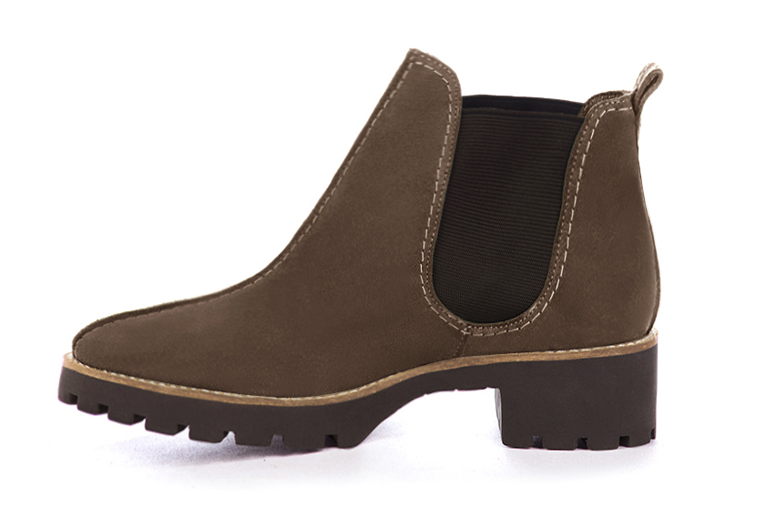 Bottines élégantes et raffinées avec des élastiques sur les côtés, coloris marron chocolat. Bout rond. Semelle gomme mi-haut. Personnalisation : Choix des cuirs, des couleurs et des talons. Cou-de-pied sur mesure. - Florence KOOIJMAN