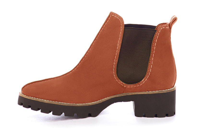 Boots femme : Boots élastiques sur les côtés couleur orange corail et marron chocolat. Bout rond. Semelle gomme petit talon. Vue de profil - Florence KOOIJMAN