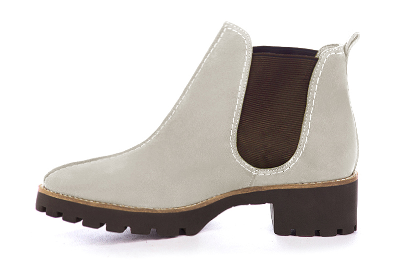Bottines élégantes et raffinées avec des élastiques sur les côtés, coloris blanc cassé et marron chocolat. Bout rond. Semelle gomme mi-haut. Personnalisation : Choix des cuirs, des couleurs et des talons. Cou-de-pied sur mesure. - Florence KOOIJMAN