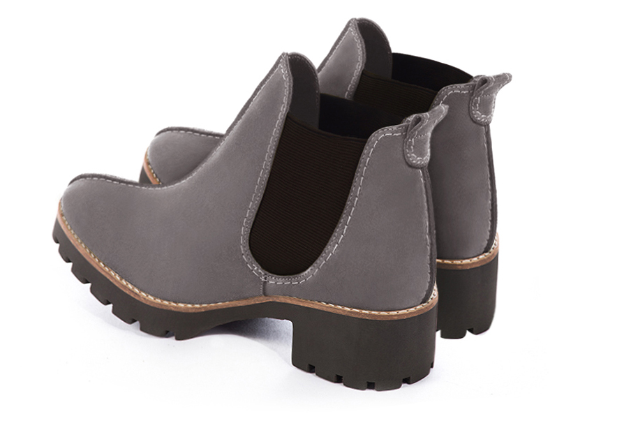 Bottines élégantes et raffinées avec des élastiques sur les côtés, coloris gris galet et marron ébène. Bout rond. Semelle gomme mi-haut. Personnalisation : Choix des cuirs, des couleurs et des talons. Cou-de-pied sur mesure. - Florence KOOIJMAN