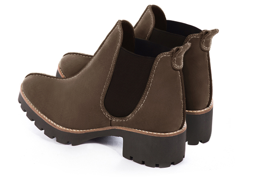 Bottines élégantes et raffinées avec des élastiques sur les côtés, coloris marron chocolat. Bout rond. Semelle gomme mi-haut. Personnalisation : Choix des cuirs, des couleurs et des talons. Cou-de-pied sur mesure. - Florence KOOIJMAN