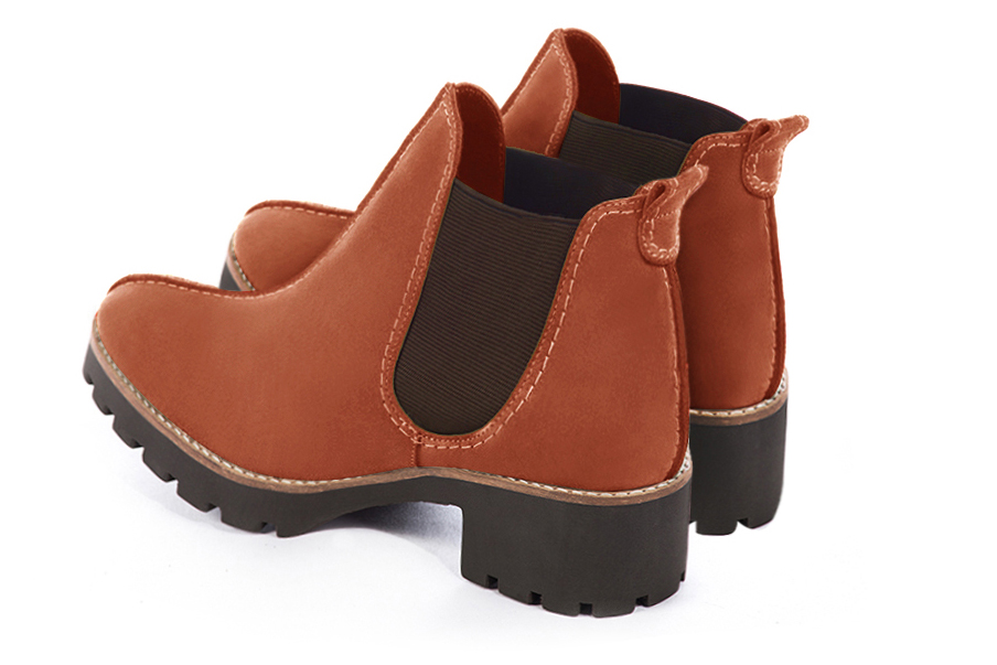 Boots femme : Boots élastiques sur les côtés couleur orange corail et marron chocolat. Bout rond. Semelle gomme petit talon. Vue arrière - Florence KOOIJMAN