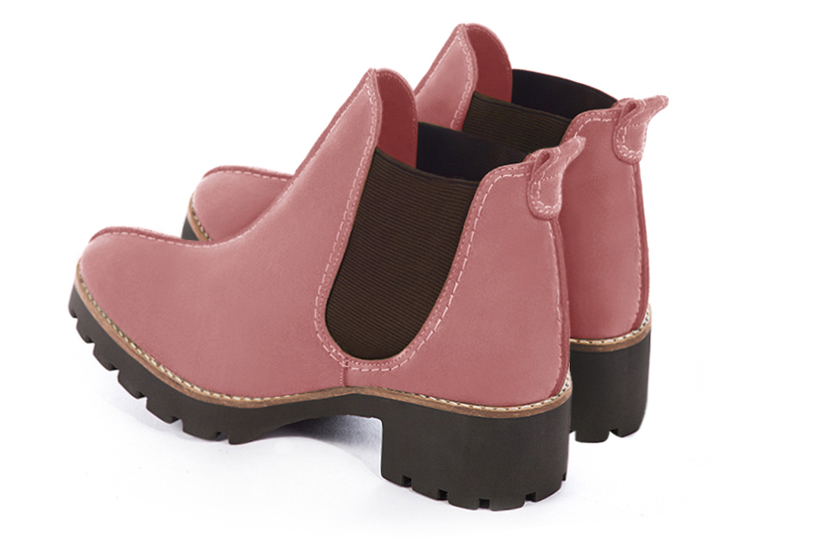 Bottines élégantes et raffinées avec des élastiques sur les côtés, coloris rose vieux rose et marron chocolat. Bout rond. Semelle gomme mi-haut. Personnalisation : Choix des cuirs, des couleurs et des talons. Cou-de-pied sur mesure. - Florence KOOIJMAN