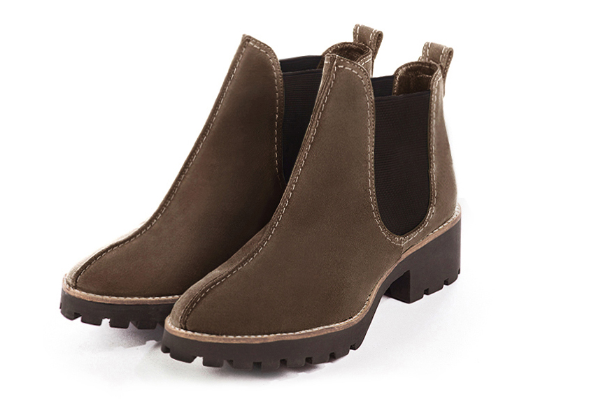 Bottines élégantes et raffinées avec des élastiques sur les côtés, coloris marron chocolat. Bout rond. Semelle gomme mi-haut. Personnalisation : Choix des cuirs, des couleurs et des talons. Cou-de-pied sur mesure. - Florence KOOIJMAN