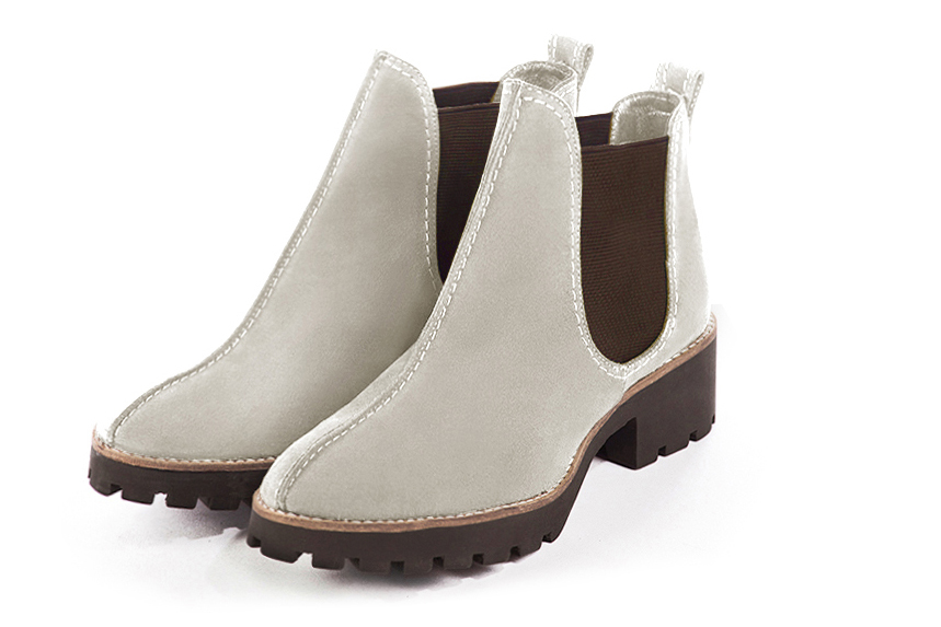 Bottines élégantes et raffinées avec des élastiques sur les côtés, coloris blanc cassé et marron chocolat. Bout rond. Semelle gomme mi-haut. Personnalisation : Choix des cuirs, des couleurs et des talons. Cou-de-pied sur mesure. - Florence KOOIJMAN