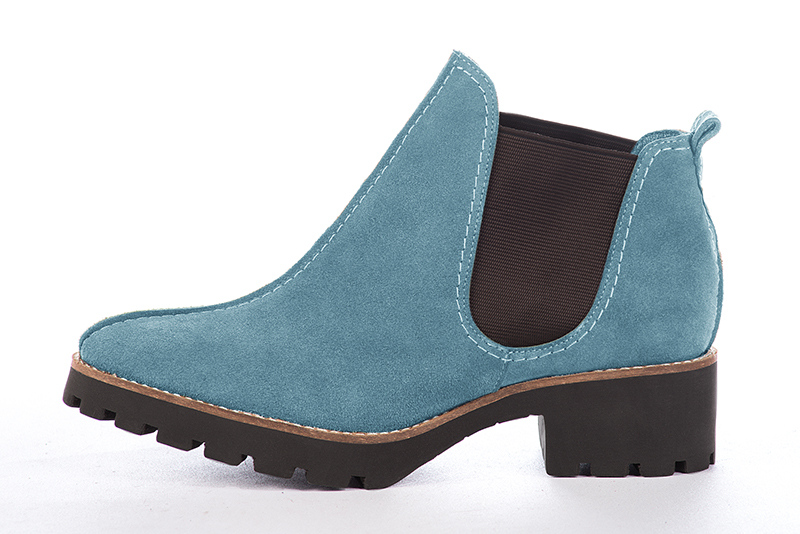 Bottines élégantes et raffinées avec des élastiques sur les côtés, coloris bleu ciel et noir mat. Bout rond. Semelle gomme mi-haut. Personnalisation : Choix des cuirs, des couleurs et des talons. Cou-de-pied sur mesure. - Florence KOOIJMAN