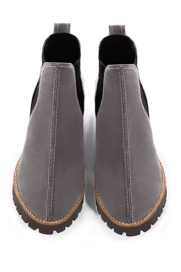 Bottines élégantes et raffinées avec des élastiques sur les côtés, coloris gris galet et marron ébène. Bout rond. Semelle gomme mi-haut. Personnalisation : Choix des cuirs, des couleurs et des talons. Cou-de-pied sur mesure. - Florence KOOIJMAN