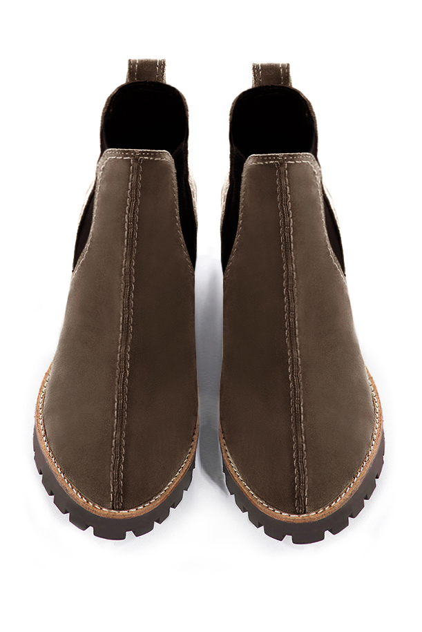 Bottines élégantes et raffinées avec des élastiques sur les côtés, coloris marron chocolat. Bout rond. Semelle gomme mi-haut. Personnalisation : Choix des cuirs, des couleurs et des talons. Cou-de-pied sur mesure. - Florence KOOIJMAN
